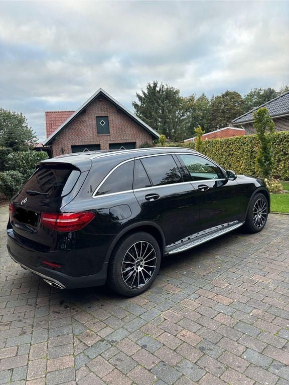 Schwarz Gebraucht 2018 Mercedes GLC250 AMG line SUV | 26.990 € (Fairer Preis) - Bild 1/4