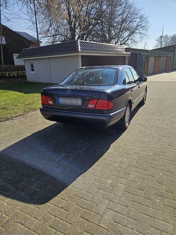Second-hand Mercedes E280 193 CP (141 kW) 1996 Albastru Berlinǎ