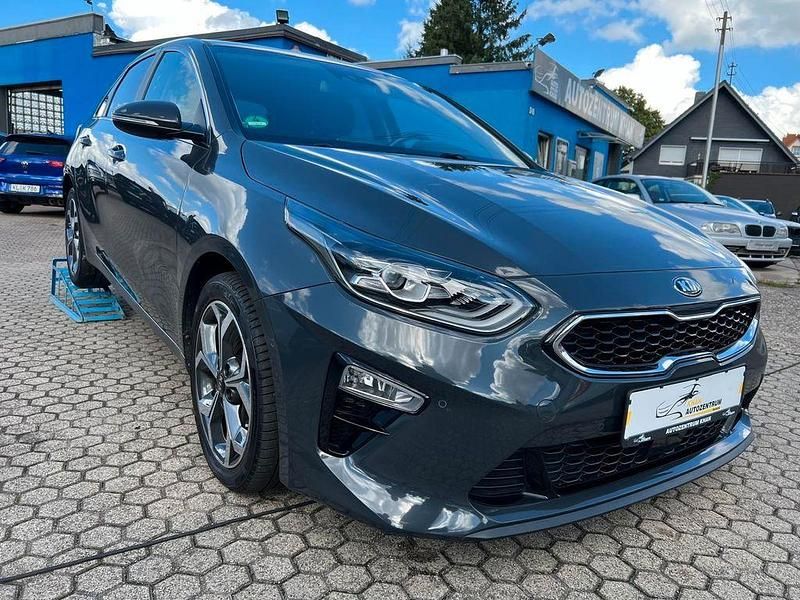 Grau Gebraucht 2018 Kia Ceed Kleinwagen | 14.490 € (Fairer Preis) - Bild 1/4