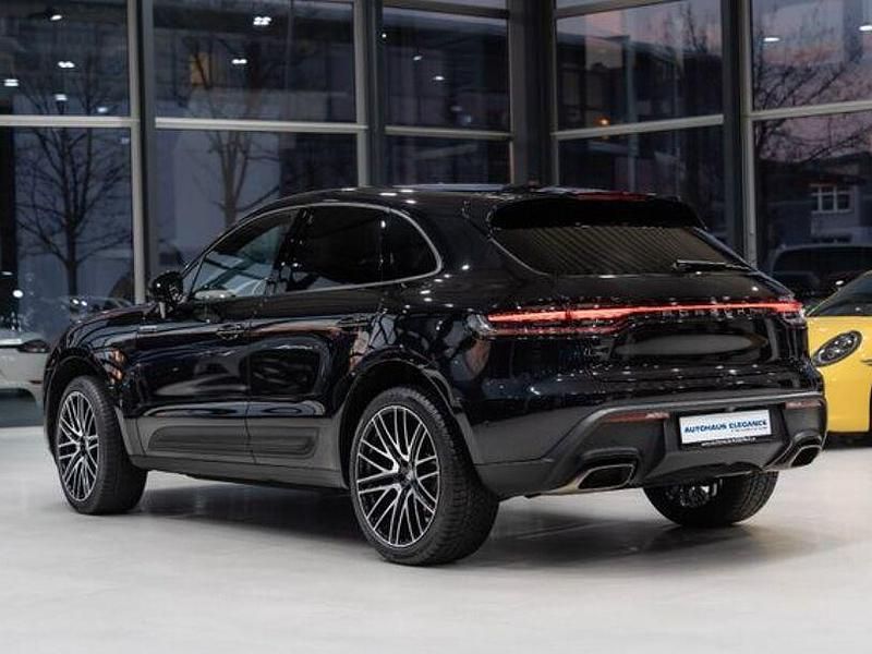 Gebraucht Porsche Macan Basis 265 PS (194 kW) 2021 Tiefschwarzmetallic SUV