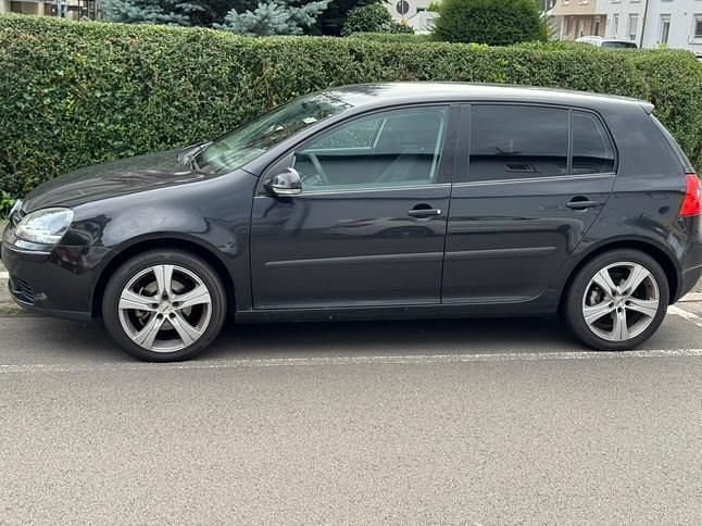 Schwarz Gebraucht 2005 VW Golf V Limousine | 2.600 € (Fairer Preis) - Bild 1/4