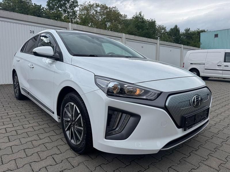 Ceramic white Gebraucht 2021 Hyundai Ioniq Kleinwagen | 12.999 € (Superpreis) - Bild 1/4