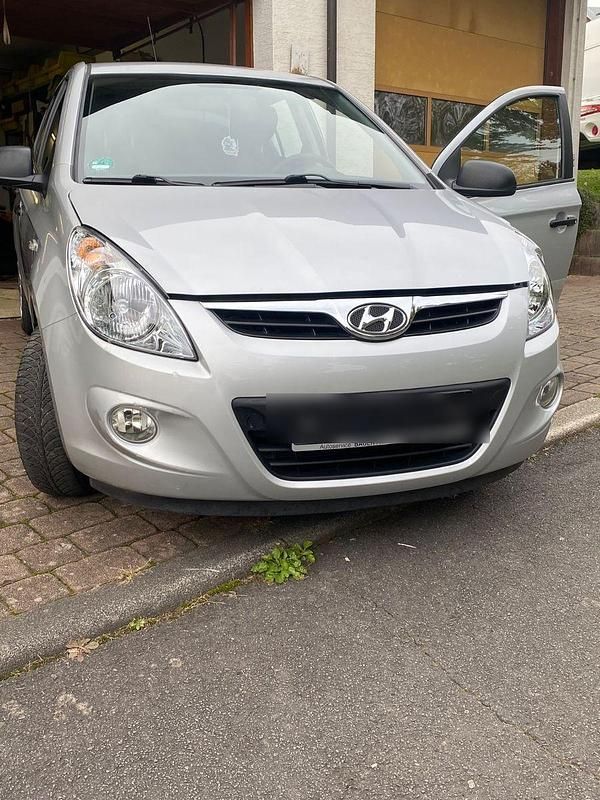 Silber Gebraucht 2011 Hyundai i20 Classic Kleinwagen | 4.800 € (Fairer Preis) - Bild 1/4