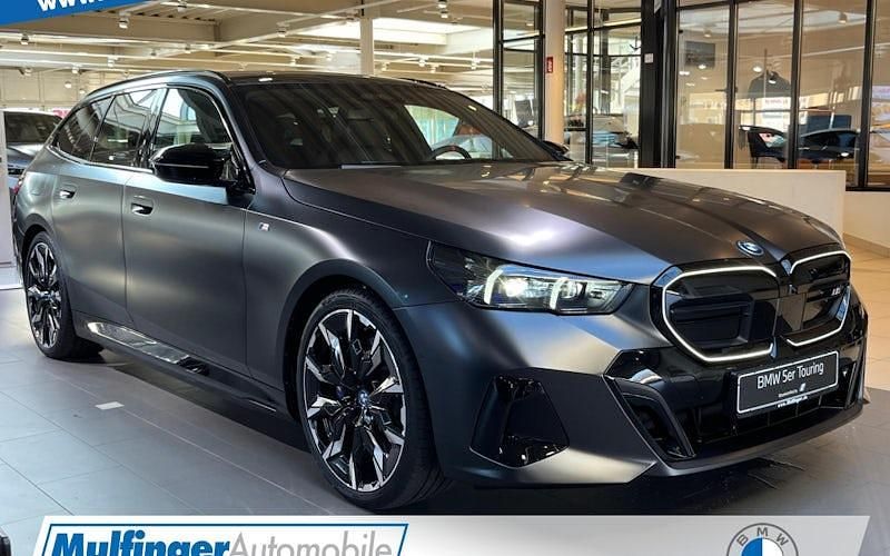 Grau Neu 2025 BMW i5 Comfort Edition Limousine | 94.975 € - Bild 1/4