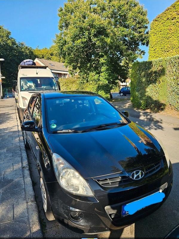 Gebraucht Hyundai i20 Edition 86 PS (63 kW) 2012 Schwarz Kleinwagen
