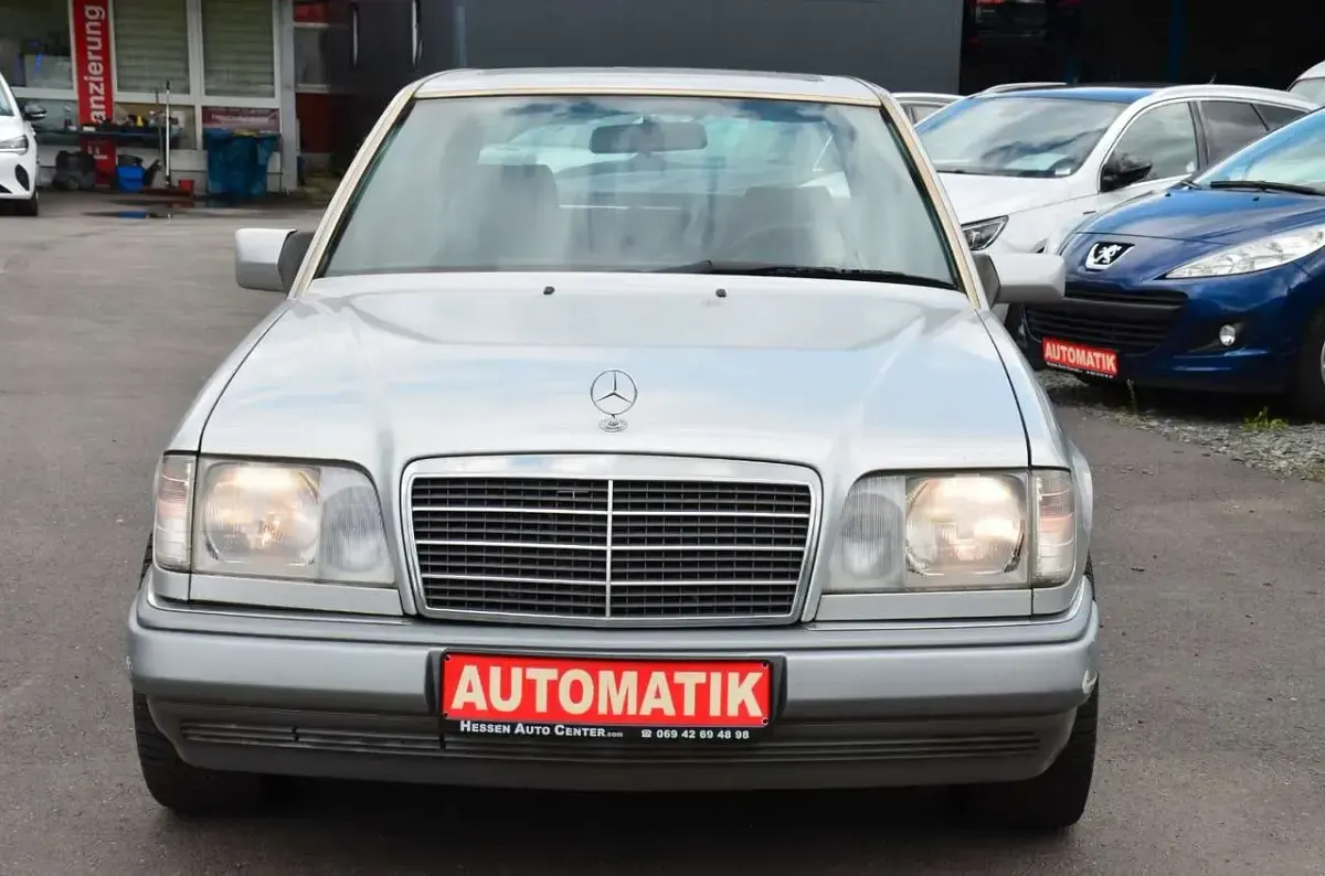 Brugt Mercedes E280 193 HK (141 kW) 1993 Sølv Sedan