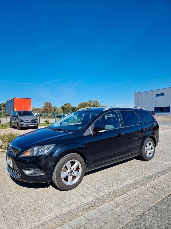 Schwarz Gebraucht 2010 Ford Focus Style Kombi | 2.000 € (Guter Preis) - Bild 1/4