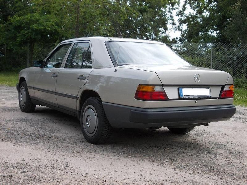 Gebraucht Mercedes E230 132 PS (97 kW) 1988 Silber Limousine