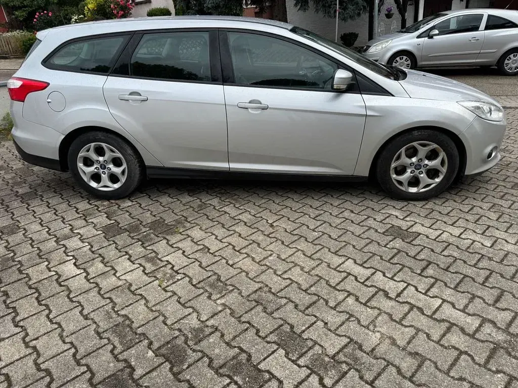 Gebraucht Ford Focus Trend 140 PS (102 kW) 2011 Silber Limousine