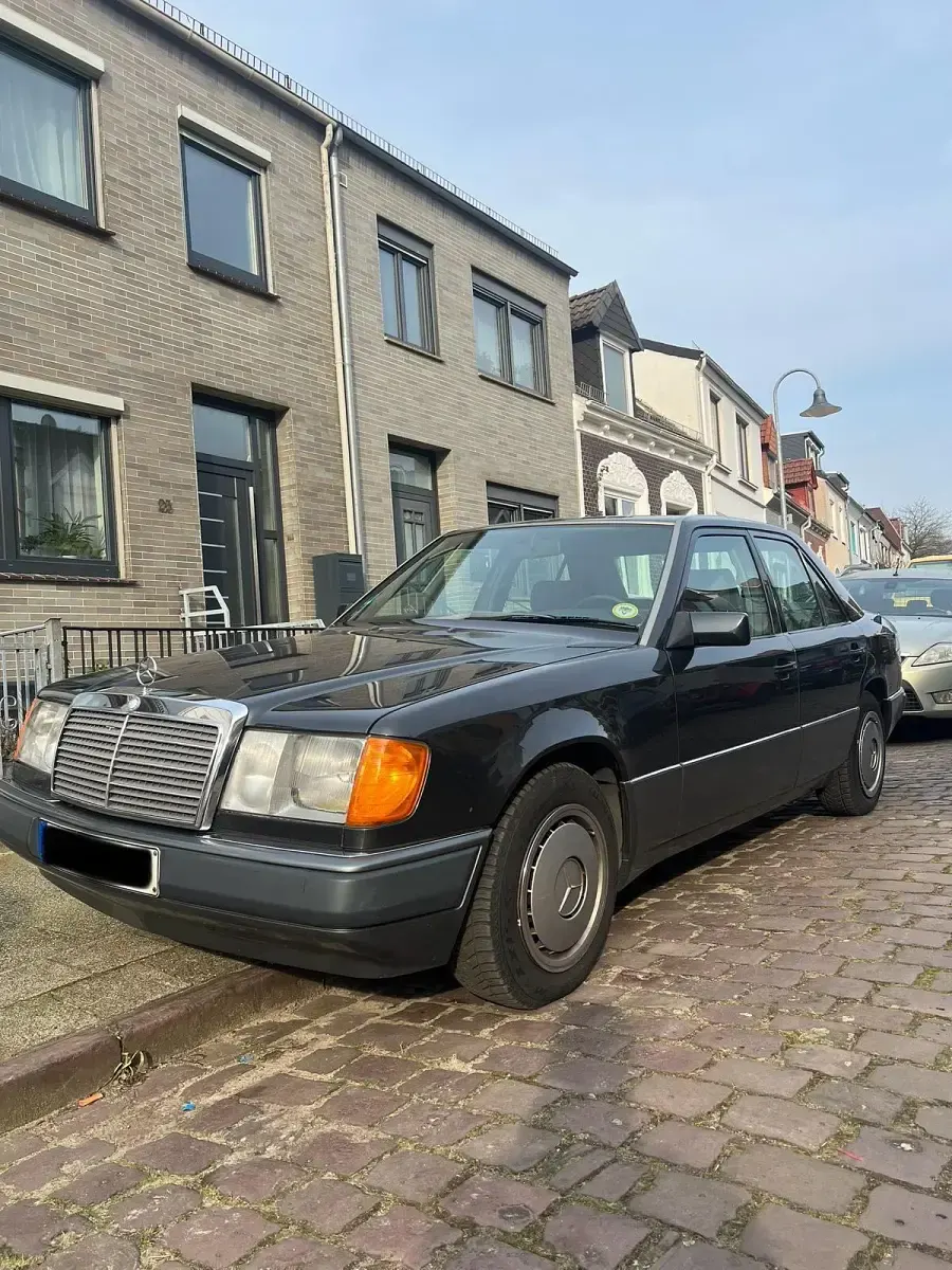 Second-hand Mercedes E200 118 CP (86 kW) 1989 Berlinǎ