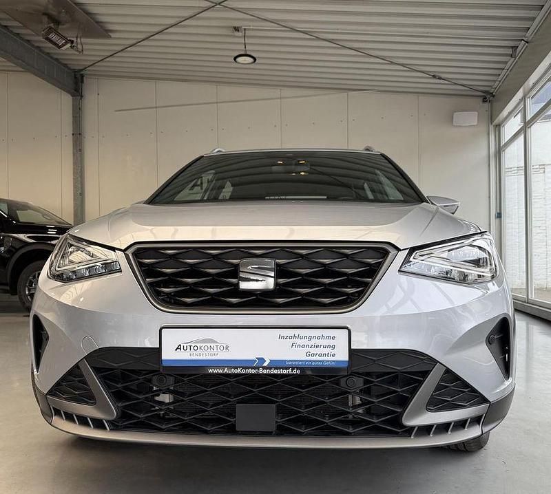 Silber Gebraucht 2024 Seat Arona FR SUV | 20.870 € (Guter Preis) - Bild 1/4