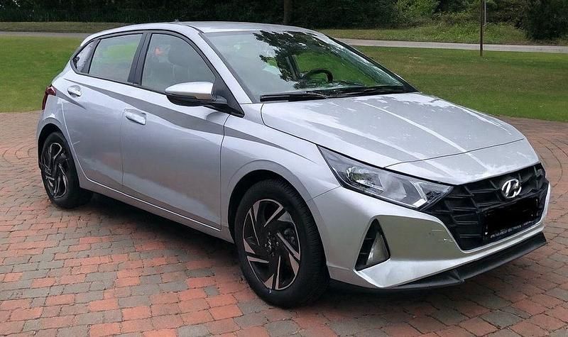 Silber Gebraucht 2021 Hyundai i20 Trend Limousine | 14.100 € (Fairer Preis) - Bild 1/4