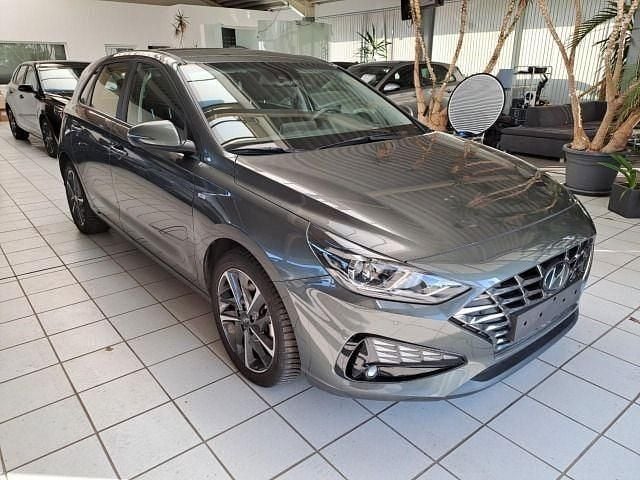 Grau Gebraucht 2023 Hyundai i30 Trend Limousine | 17.490 € (Fairer Preis) - Bild 1/4