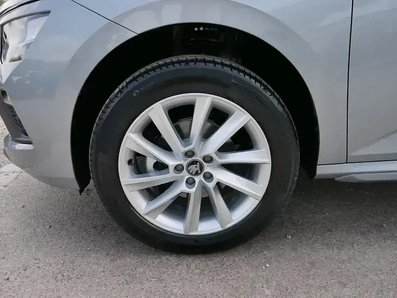 Neu Skoda Kamiq Premium Edition 150 PS (110 kW) 2026 Smokey diamond silber metallic SUV