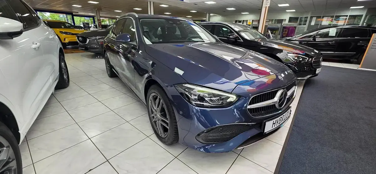 Gebraucht Mercedes C300e Avantgarde 426 PS (313 kW) 2023 Sodalithblue  metallic paint Kombi