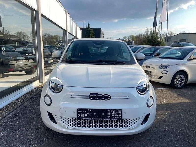 Gebraucht Fiat 500e Basis 86 kW (118 PS) 2023 Colore esterno (arktis weiß) Limousine