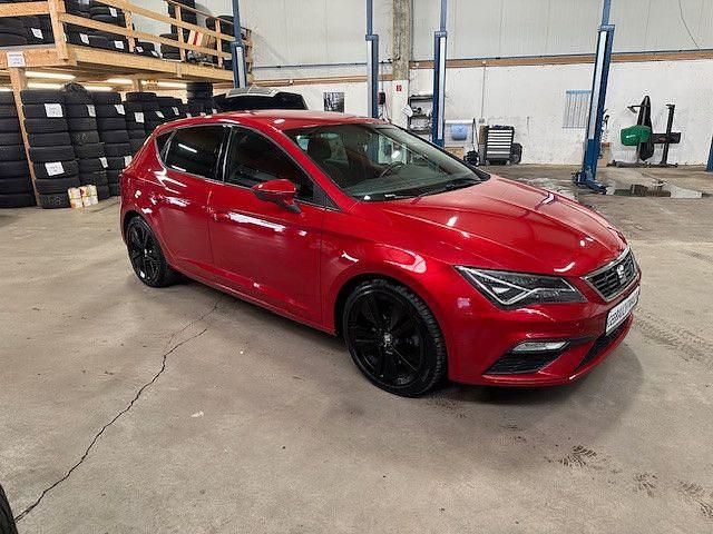 "desire" rot Gebraucht 2019 Seat Leon FR Limousine | 18.900 € (Fairer Preis) - Bild 1/4