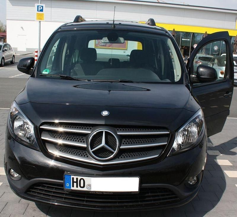 Schwarz Gebraucht 2018 Mercedes Citan 111 Van / Kleinbus | 15.900 € (Fairer Preis) - Bild 1/4