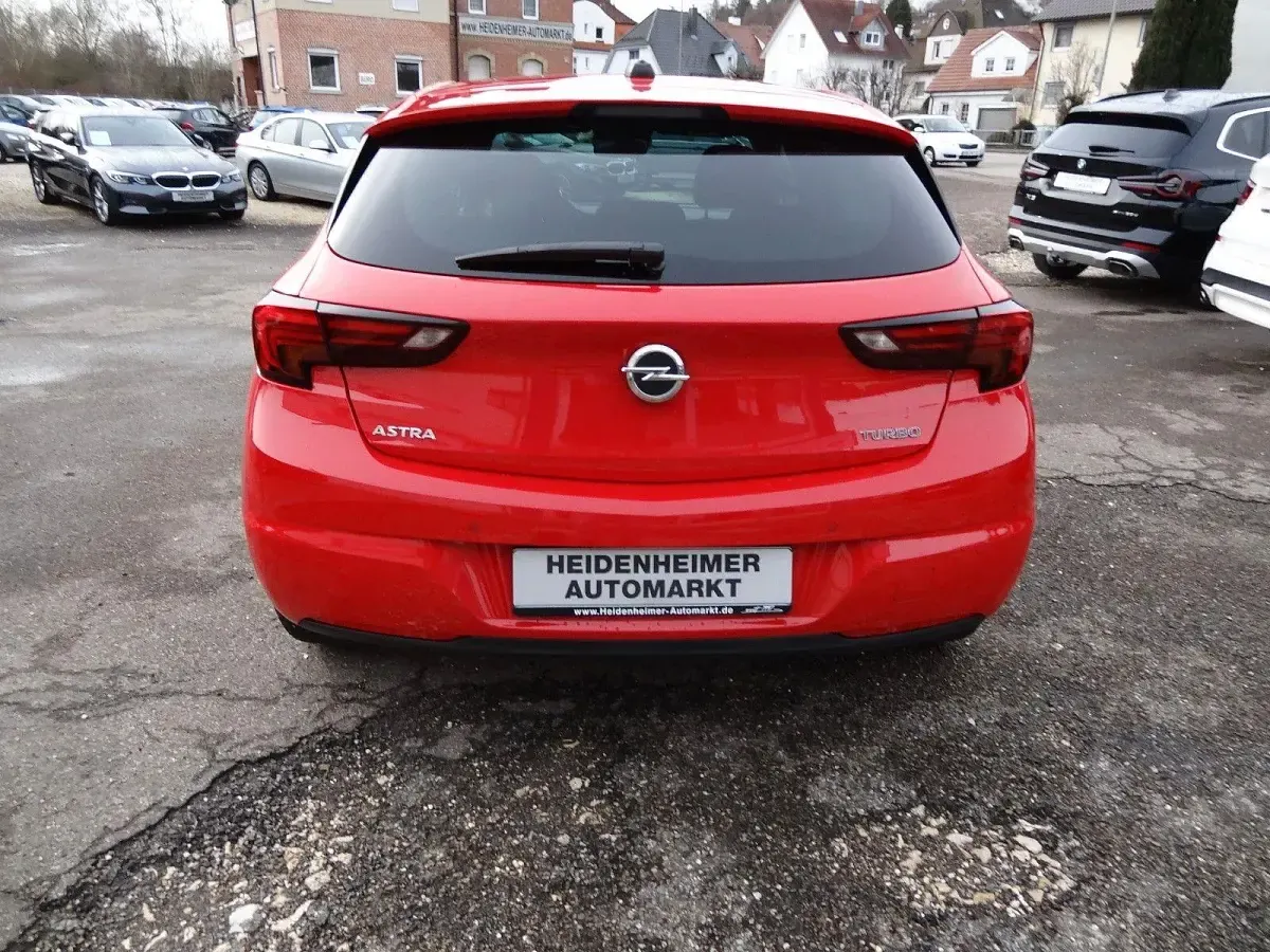 Używany Opel Astra Dynamic 150 KM (110 kW) 2016 Czerwony Sedan/Limuzyna