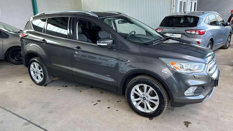 Gebraucht Ford Kuga Titanium 150 PS (110 kW) 2017 Grau SUV