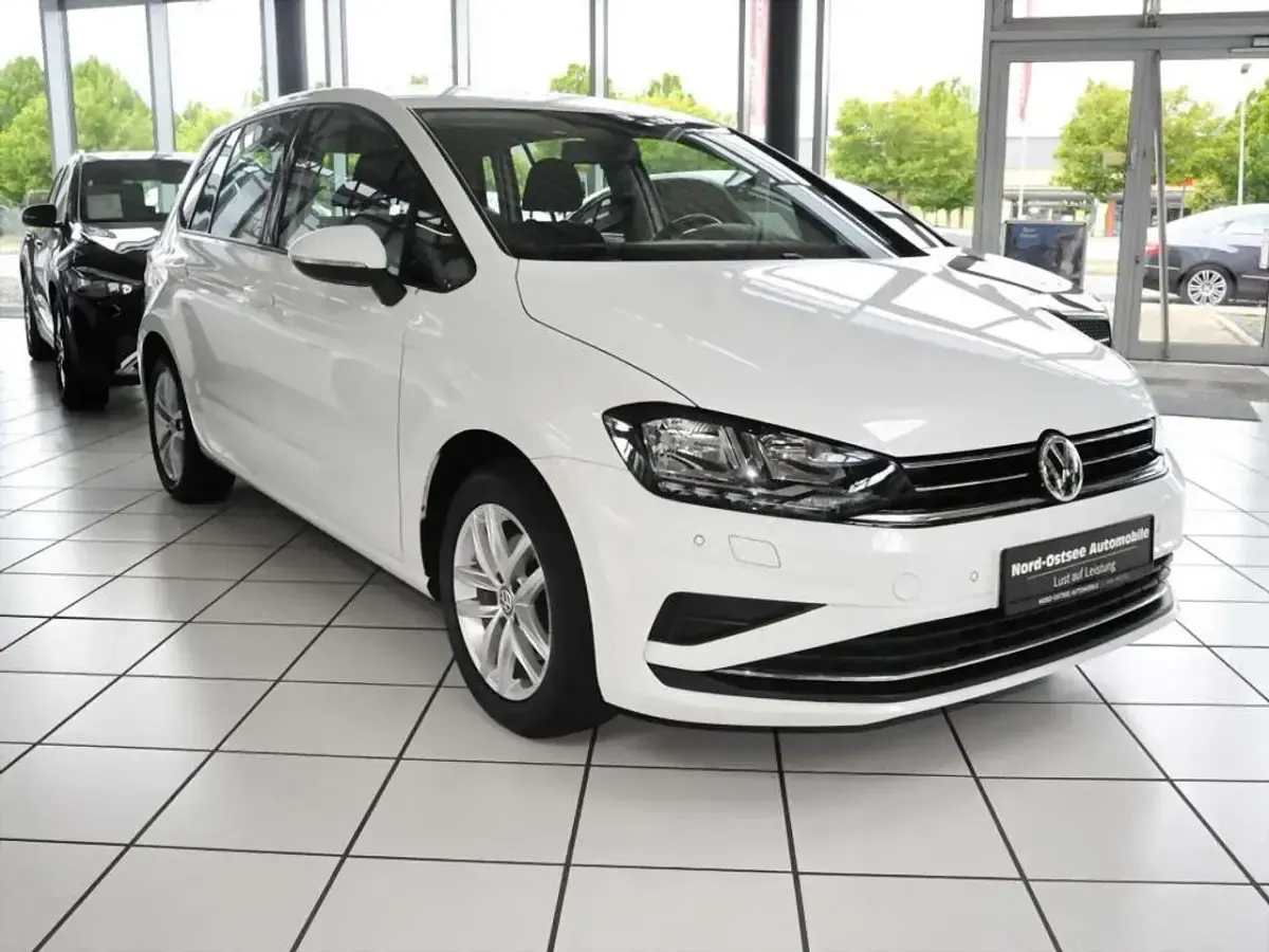 Gebraucht VW Golf VII Comfortline 131 PS (96 kW) 2020 Weiß Van / Kleinbus