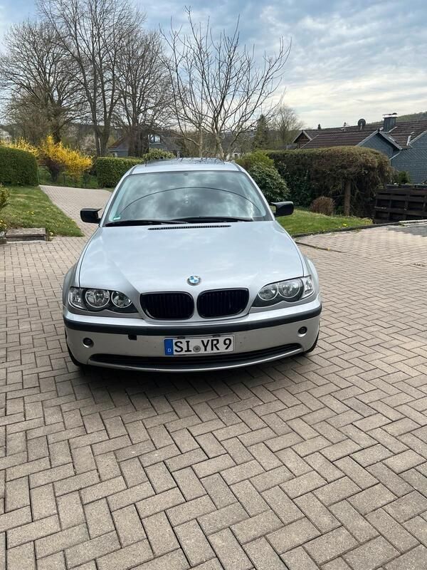 Silber Gebraucht 2004 BMW 318 Sport Line Limousine | 4.300 € (Etwas zu teuer) - Bild 1/4