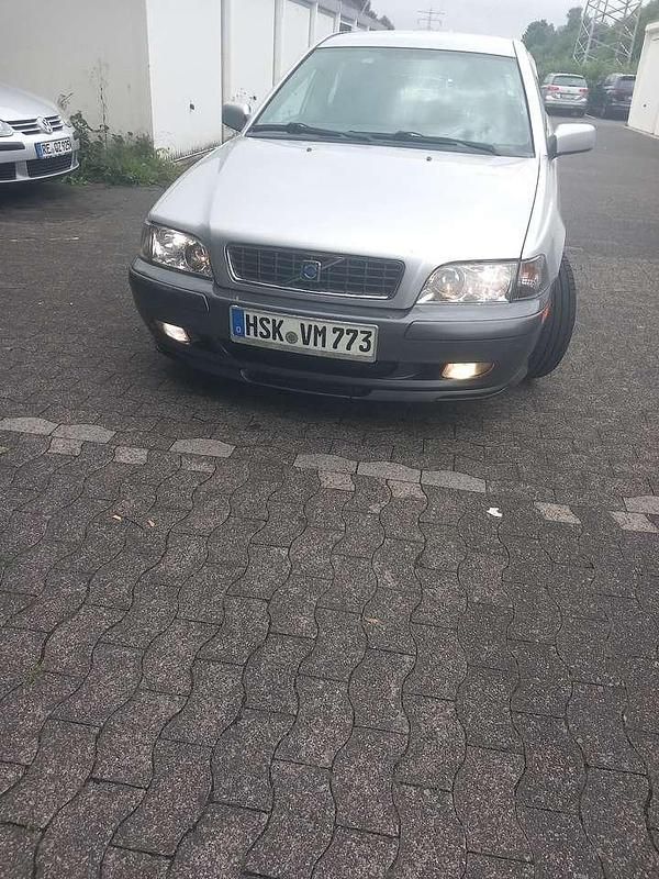 Silber Gebraucht 2004 Volvo V40 Comfort Kombi | 1.500 € (Etwas zu teuer) - Bild 1/4