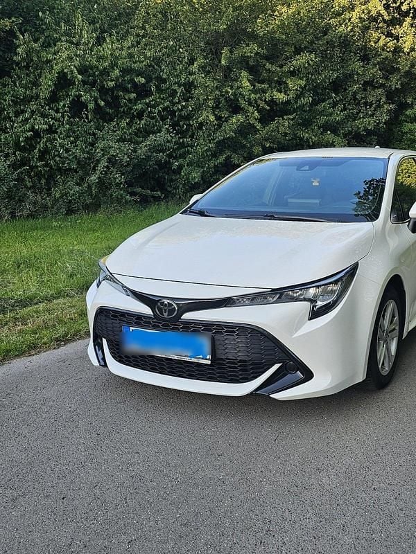 Weiß Gebraucht 2019 Toyota Corolla Limousine | 14.500 € (Fairer Preis) - Bild 1/4