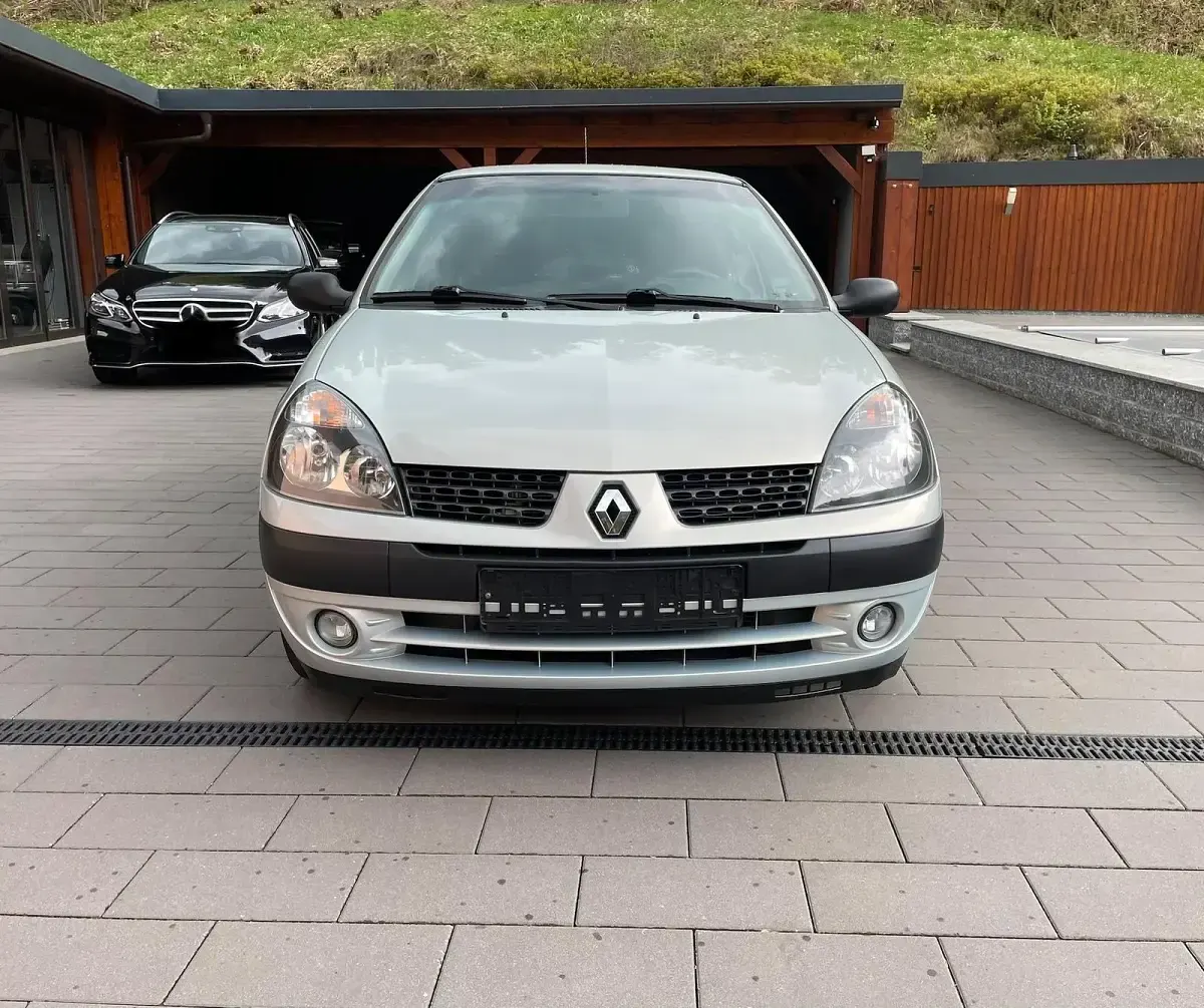 Używany Renault Clio II 75 KM (55 kW) 2002 Srebrny Hatchback