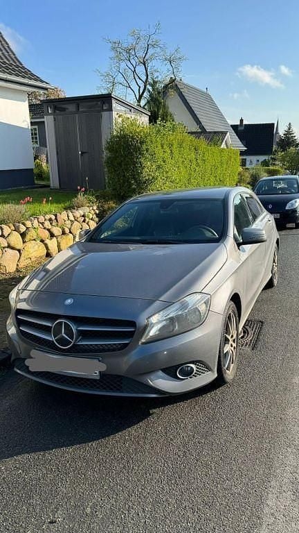 Grau Gebraucht 2015 Mercedes A180 Limousine | 11.700 € (Guter Preis) - Bild 1/4