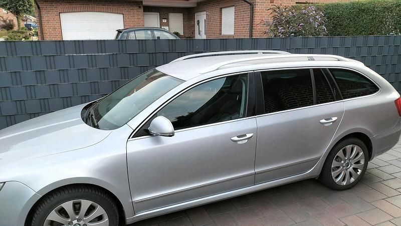 Silber Gebraucht 2011 Skoda Superb Kombi | 6.500 € (Guter Preis) - Bild 1/4