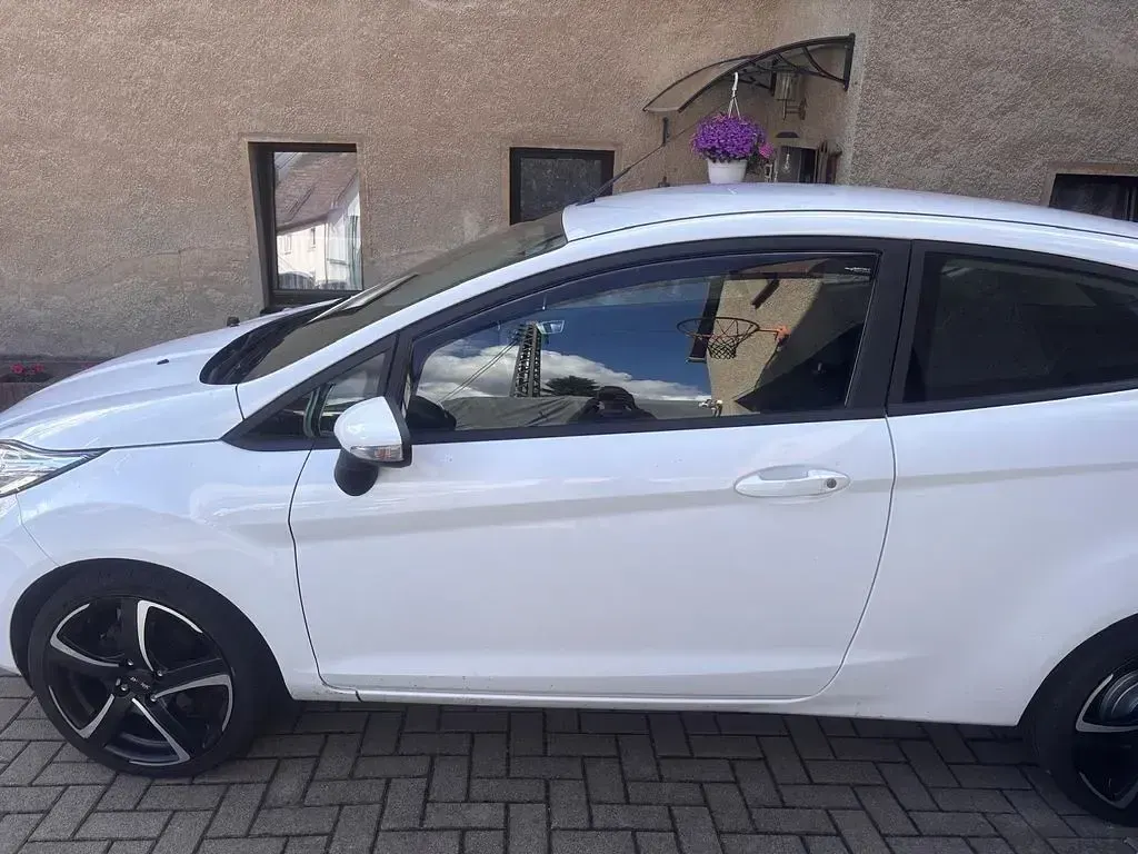 Gebraucht Ford Fiesta Trend 60 PS (44 kW) 2017 Weiß Kleinwagen
