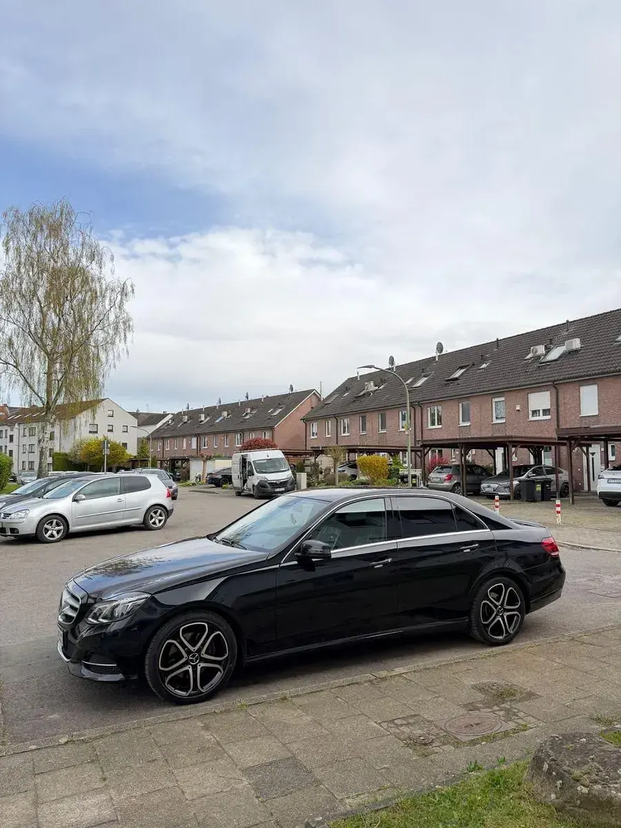 Gebraucht Mercedes E220 Edition 170 PS (125 kW) 2014 Schwarz Limousine