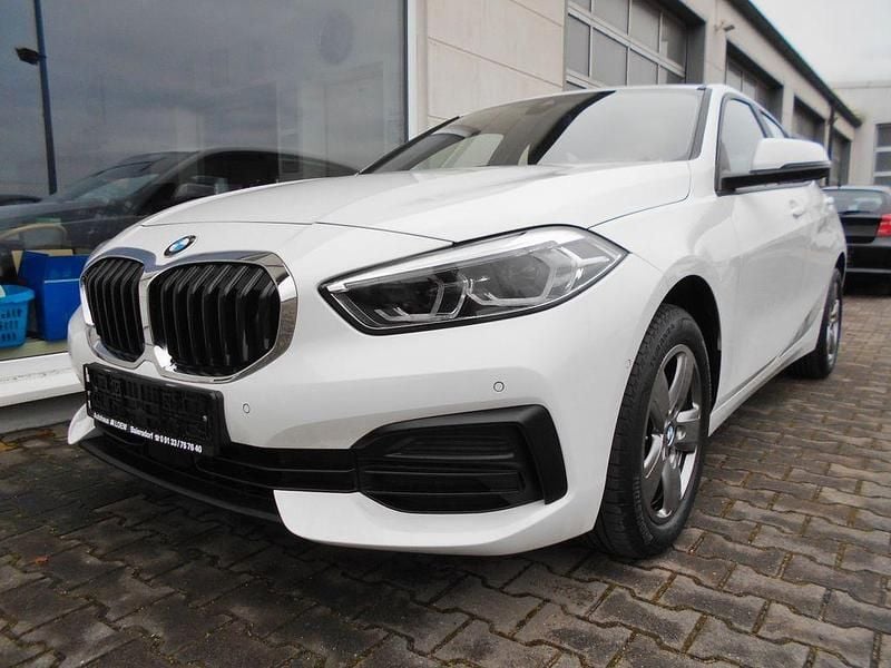 Weiß Gebraucht 2022 BMW 118 Kleinwagen | 18.999 € (Guter Preis) - Bild 1/4