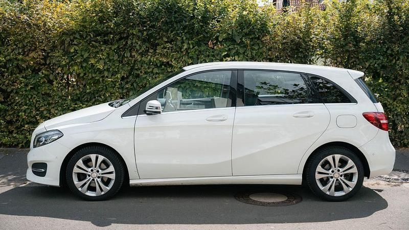 Weiß Gebraucht 2015 Mercedes B200 Van / Kleinbus | 14.500 € (Fairer Preis) - Bild 1/4
