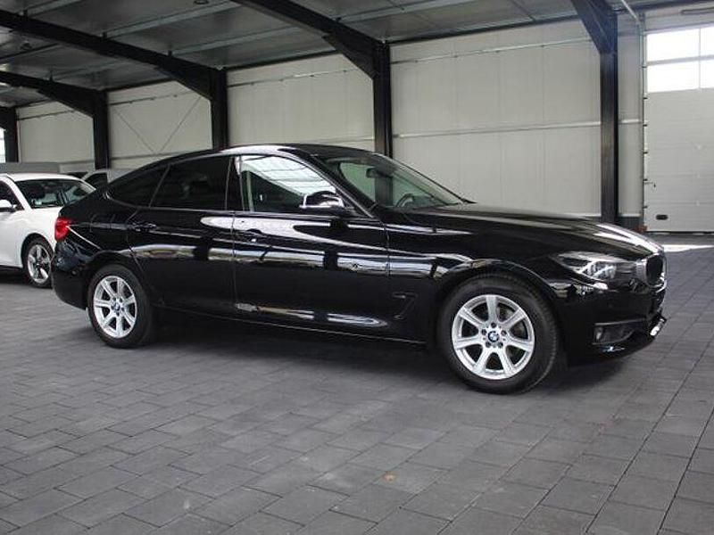 Gebraucht BMW 318 Advantage 150 PS (110 kW) 2019 Schwarz Limousine