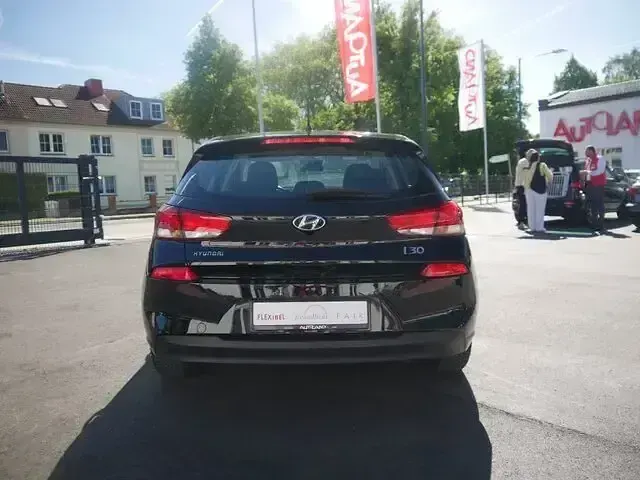 Gebraucht Hyundai i30 Passion 99 PS (72 kW) 2017 Schwarz Kleinwagen