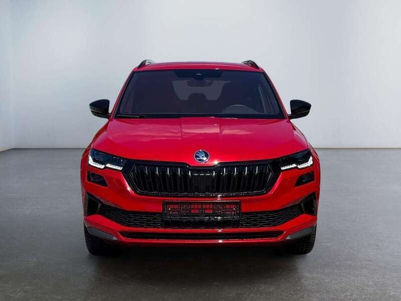 Velvert rot metallic Neu 2025 Skoda Karoq SportLine SUV | 36.617 € (Fairer Preis) - Bild 1/4