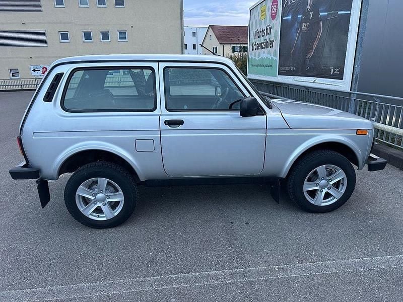 Silber Gebraucht 2021 Lada niva SUV | 13.999 € (Guter Preis) - Bild 1/4