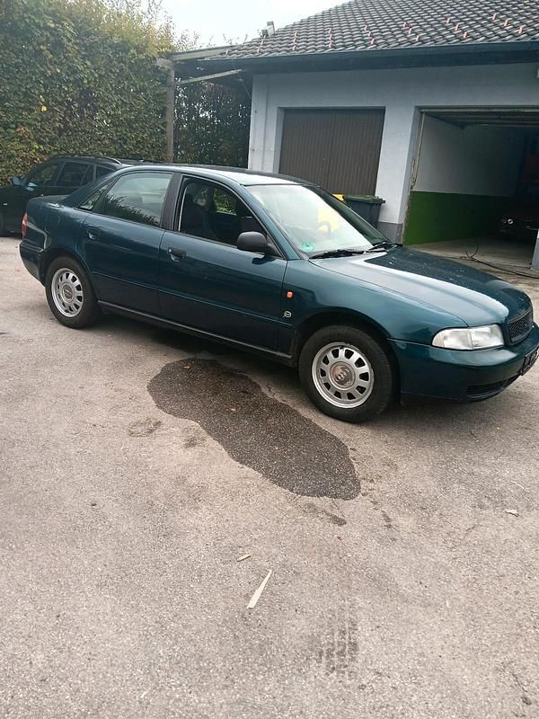 Grün Gebraucht 1995 Audi A4 Limousine | 1.650 € - Bild 1/4