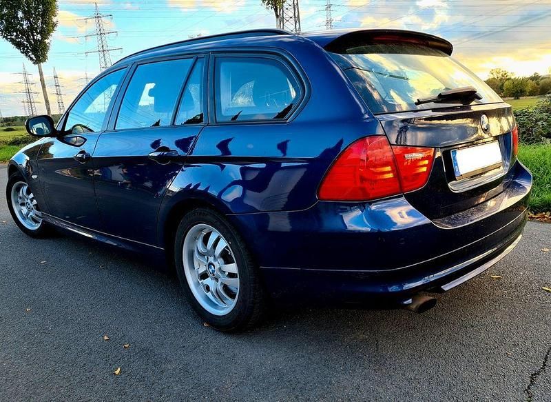 Blau Gebraucht 2010 BMW 318 Lifestyle Kombi | 4.699 € (Guter Preis) - Bild 1/4