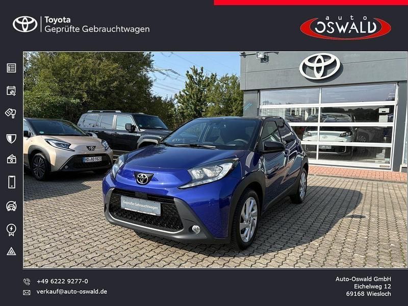 Juniper blue metallic/ night sky black Gebraucht 2022 Toyota Aygo Pulse Kleinwagen | 13.490 € (Fairer Preis) - Bild 1/4
