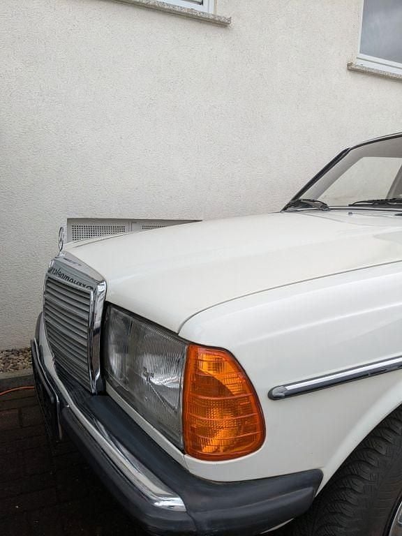 Blau Gebraucht 1983 Mercedes 200 Limousine | 6.700 € - Bild 1/4
