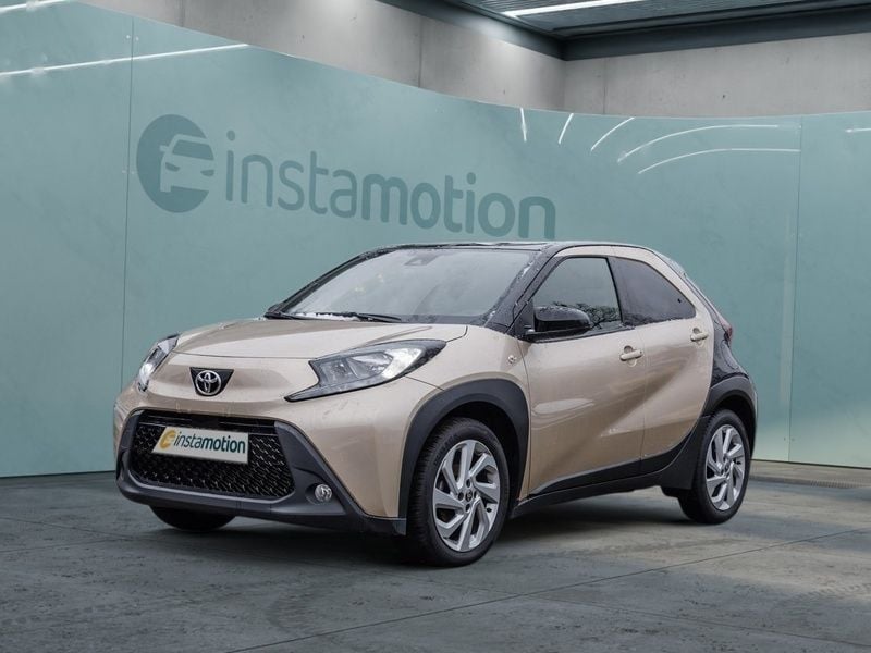 Beige Gebraucht 2023 Toyota Aygo Pulse Kleinwagen | 16.289 € (Etwas zu teuer) - Bild 1/3