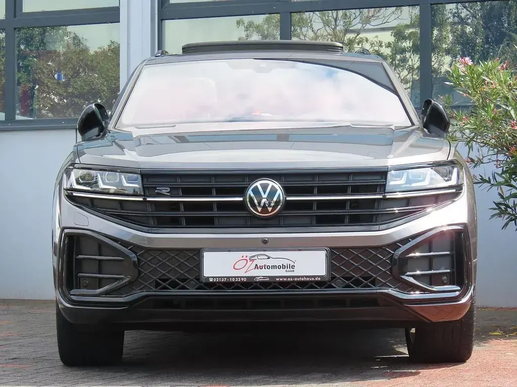 Gebraucht VW Touareg 286 PS (210 kW) 2024 Grau SUV