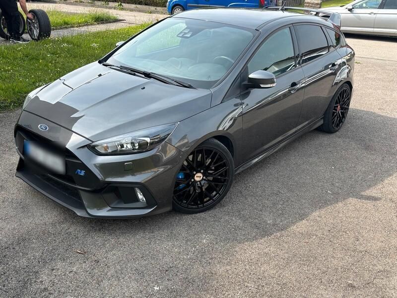 Grau Gebraucht 2017 Ford Focus RS Limousine | 27.950 € - Bild 1/4