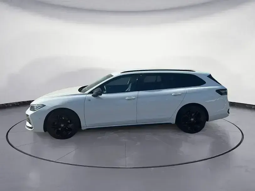 Usata VW Passat R-line 150 CV (110 kW) 2025 Bianco Station wagon
