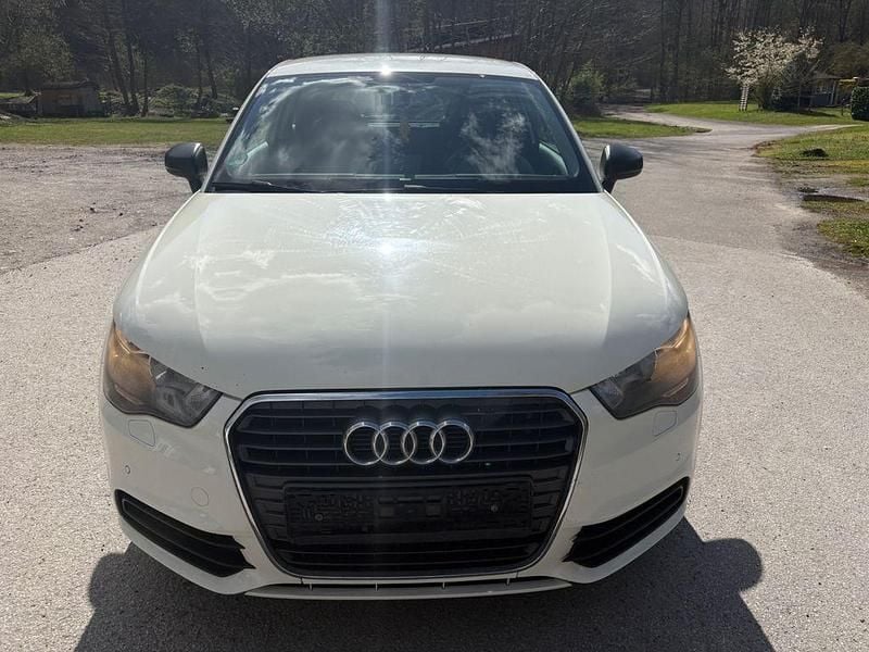 Gebraucht Audi A1 Attraction 86 PS (63 kW) 2011 Weiß Kleinwagen