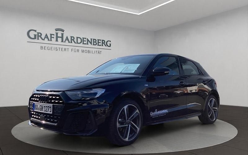 Mythosschwarz metallic Gebraucht 2025 Audi A1 Sportback S-Line Kleinwagen | 29.900 € (Etwas zu teuer) - Bild 1/4