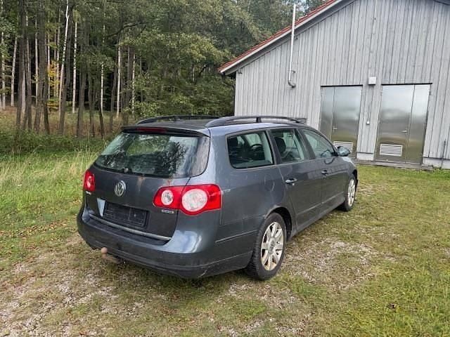 Usado VW Passat 143 HP (105 kW) 2010 Cinzento Sedan